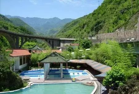 康定雅拉鄉(xiāng)溫泉酒店